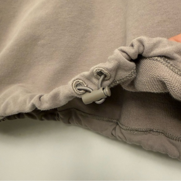 Aritzia Babaton Region Cropped Sweatshirt XS Turner Taupe Super Cozy - Picture 7 of 8
